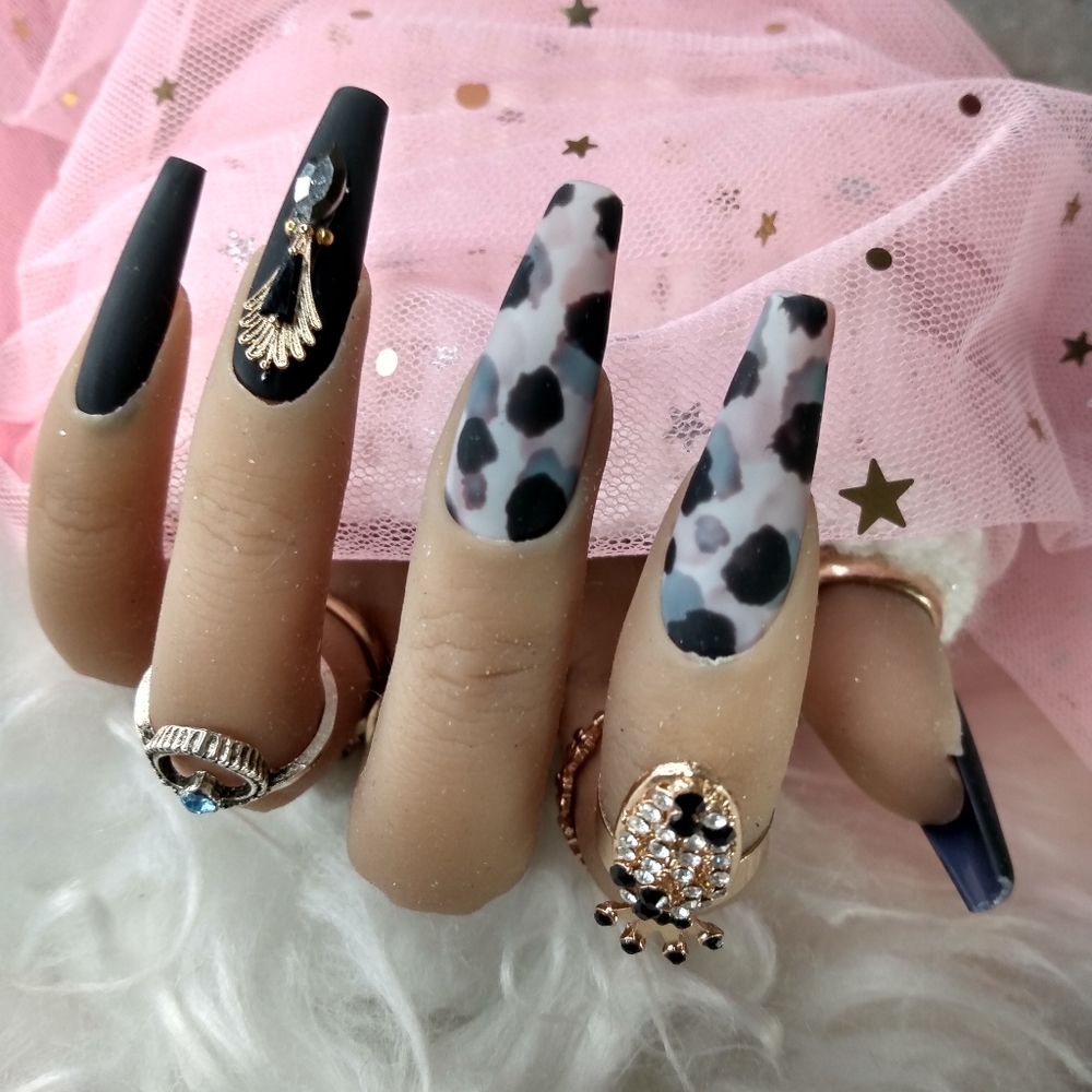 Press on nails (long coffin)